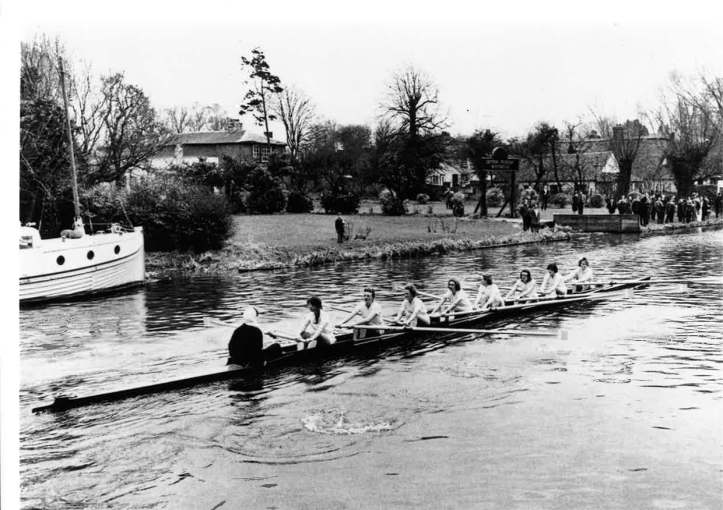 1965 crew by the Plough (photo by Cambridge Evening News).