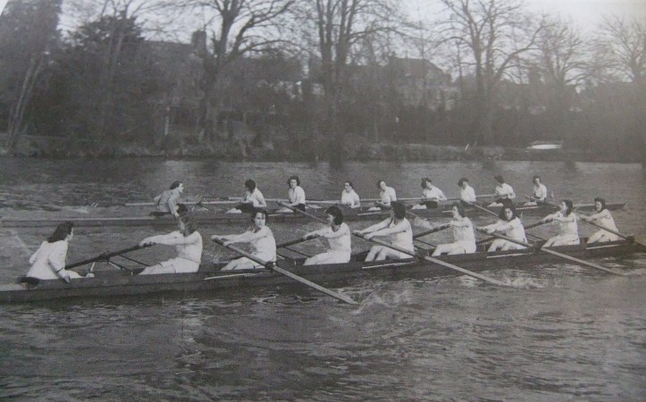 1942 crew rowing a race (courtesy of Newnham College).