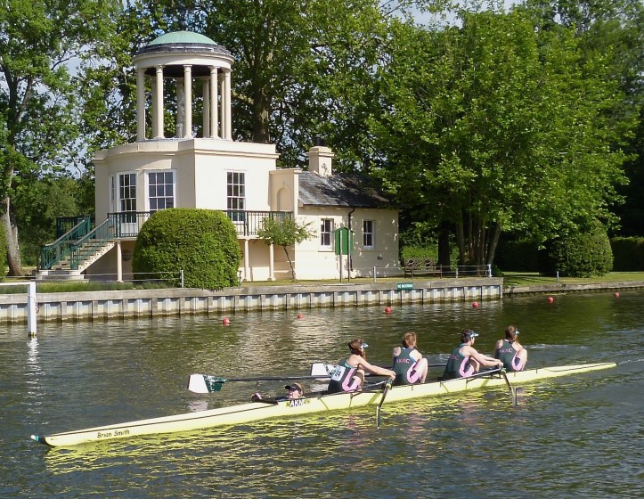 Pic 4. Auriol Kensington ‘A’ passes Temple Island.