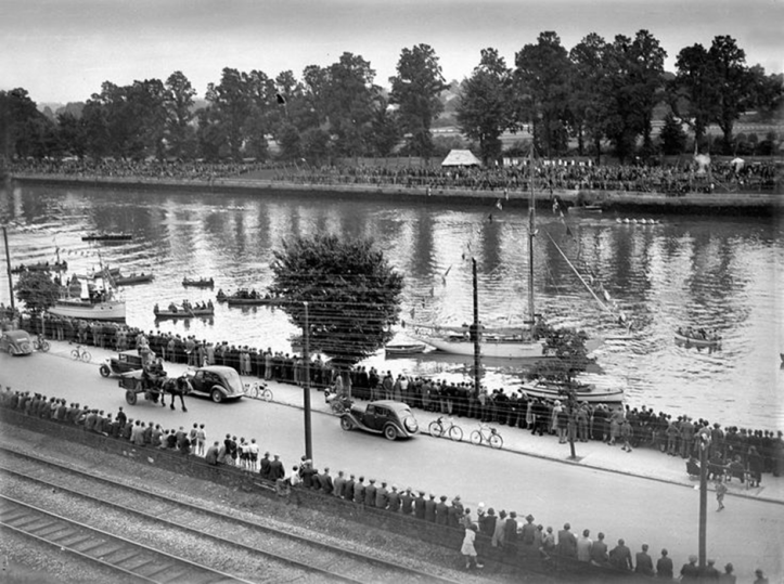 Cork Regatta 1939 – The trams were gone but the horse and cart was still there.