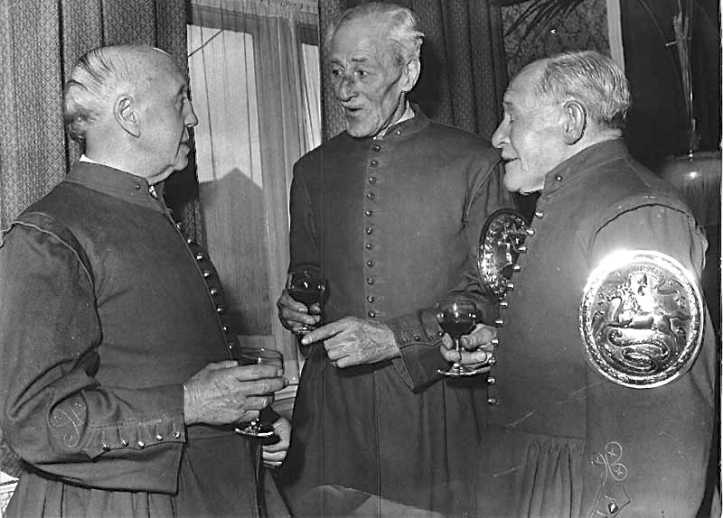 Pic 1. Three Doggett’s Coat and Badge winners in their old age. From left to right they are Richard Odell (winner in 1902), Ernest Barry (1903) and William Pizzey (1904). A great picture from the Pizzey family collection posted on the parishregister.com website. I would guess that the photo was taken in the 1950s or perhaps early 1960s (Barry died in 1968).
