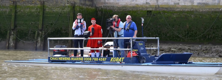 Pic 6. There were technical problems with the live video feed but this was not the fault of the crew on the water. Doggett’s man Gary Anness (1982) provided the commentary.