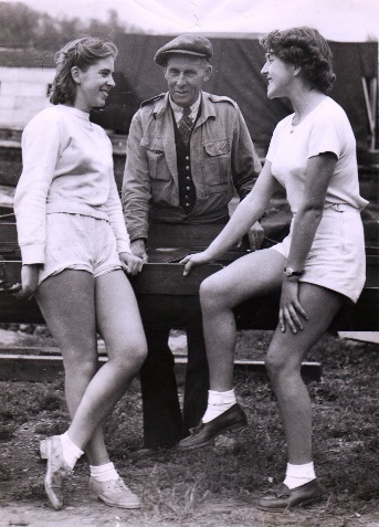 Pic: Sid with June and Shirley Radley. 