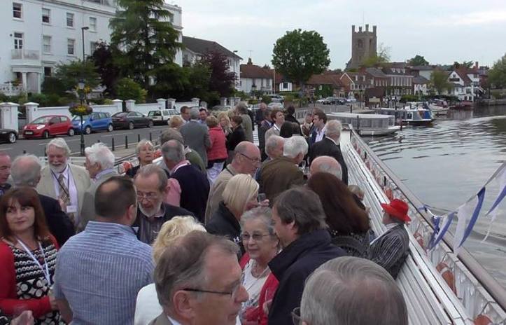Roger Bean (left with white beard), Chris Dodd to his left. Janet Szajer (with glasses, middle bottom) and Tom Boyde (glasses and beard) talking to Janet’s son, Tony Szajer. Tom Boyde was the husband of Sid’s daughter, Shirley, and he has a Radley sculler at Thames Rowing Club.