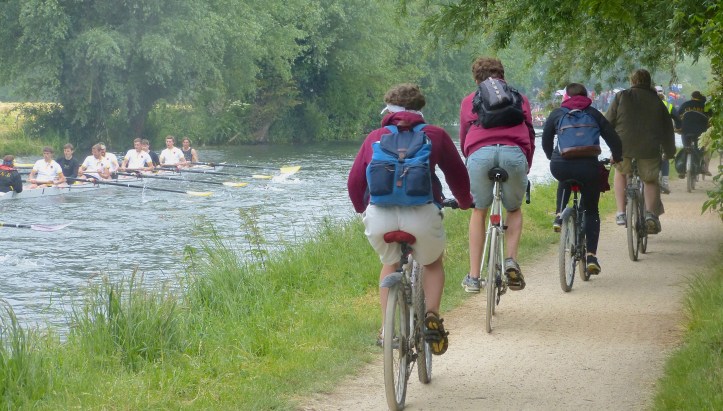 Pic 14b. The bank parties for St Catharine’s III and Clare III follow their respective crews in Men’s Division VI.
