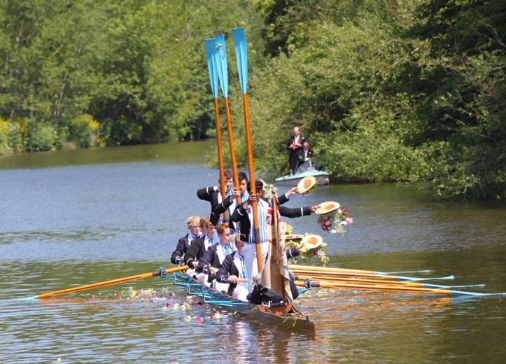 Pic 2. The 2015 3rd VIII pay tribute to their 1914 predecessors. 