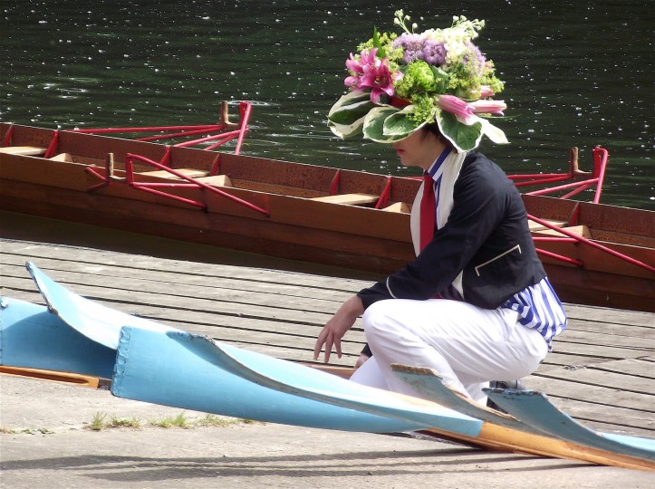 Pic 3. This lad’s ‘Dame’ (the matron who looks after the health and welfare of his ‘house’ of 50 boys) has done a particularly good job of decorating his boater. The picture also shows the needle blades used and the boat’s fixed seats and the non-swivel ‘fixed pin’ gates.