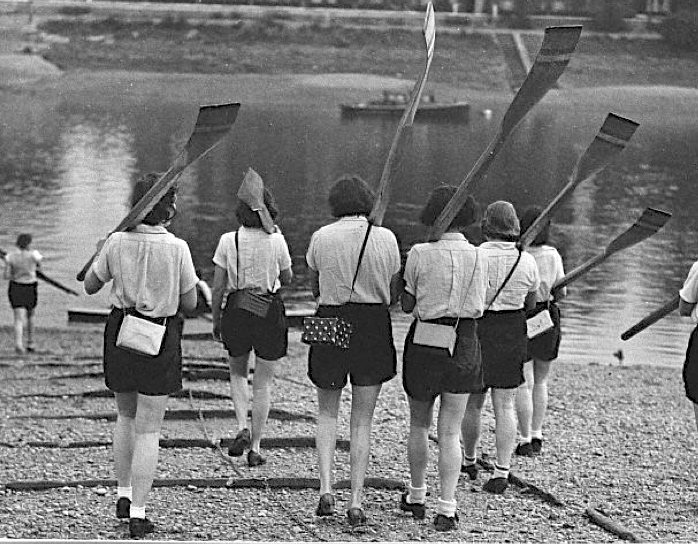 Pic 6. Women about to go rowing from Tom Green’s during the 1939-1945 War. They are carrying gas masks in individually decorated cases.