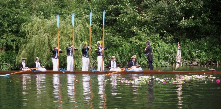 Pic 6a. The ‘Britannia’ crew of 2011. Six of the 1914 crew were killed.