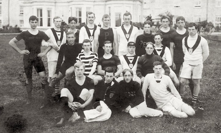 The 1901 Varsity crew of the University of Pennsylvania intermingled with the crew of the Dublin University Boat Club.