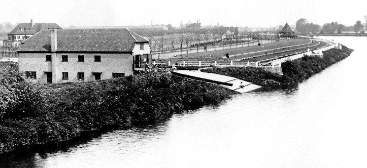 Pic 3. In 1930, Cygnet made its final move, away from Hammersmith to Duke’s Meadows, Chiswick, and a new boathouse purpose built by the Civil Service Rowing Association. Initially the building was shared with many other civil service clubs such as the Customs and Exercise, the Ministry of Transport and the Stationery Office.