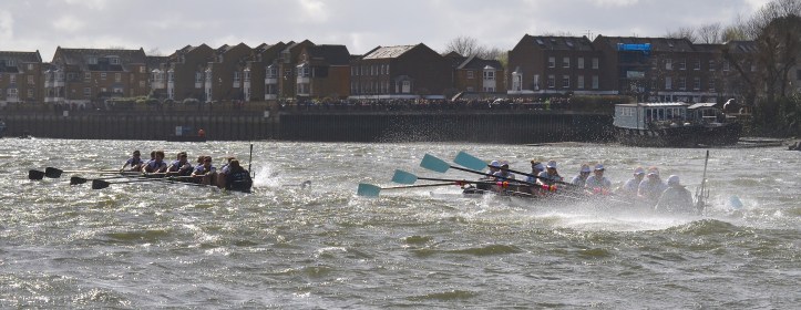 Around Chiswick Steps, Oxford lead Cambridge, the Dark Blues coping with the conditions much better than their opposition. Photo: Tim Koch.