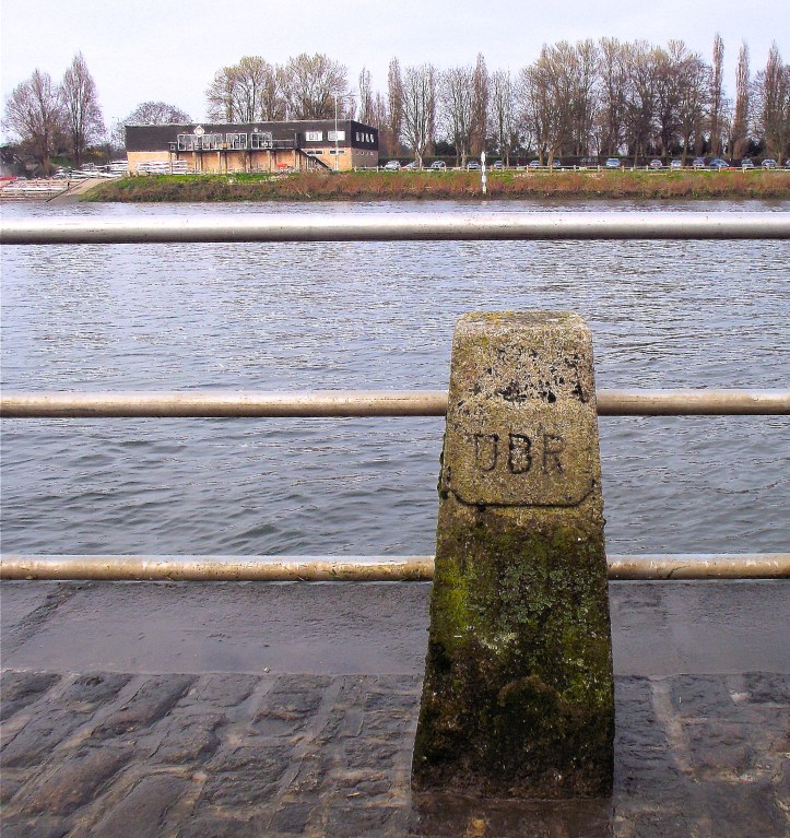 Pic 1. University Stone and the University Post, just downstream of Chiswick Bridge. This is the finish point for the Oxford-Cambridge Boat Race and the start point for all the Tideway head races.