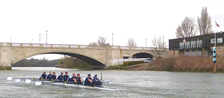 Pic 17. The finish, downstream of Chiswick Bridge. The finish post on the right is a replacement for the one that broke off at the base in the winter. It does not follow the legend that the colour at the top is that of the last winner of the men’s race. Cambridge clearly hope that it will be correct in a few days time.