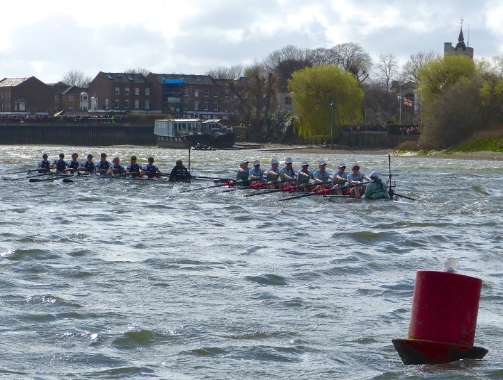 Pic 11. + 11 min 18 sec: At the top of the Eyot, Baynham-Williams returned to the Surrey station, bravely or foolishly cutting closely across the Cambridge bows.