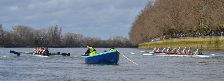Pic 1. A few strokes into the 2016 Women’s Boat Race with Oxford on the left (Surrey station) and Cambridge on the right (Middlesex station). For those unfamiliar with the 4 1/4 mile/6.8 km course, a map is here.