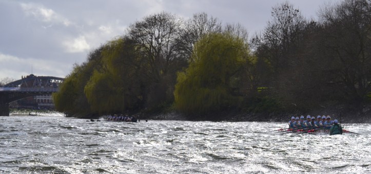 Pic 16. + 15 min 22 sec: Below Barnes Bridge, Oxford continued to draw away. Oxford reached the bridge in 17 min 55 sec, Cambridge in 18 min 33 sec.