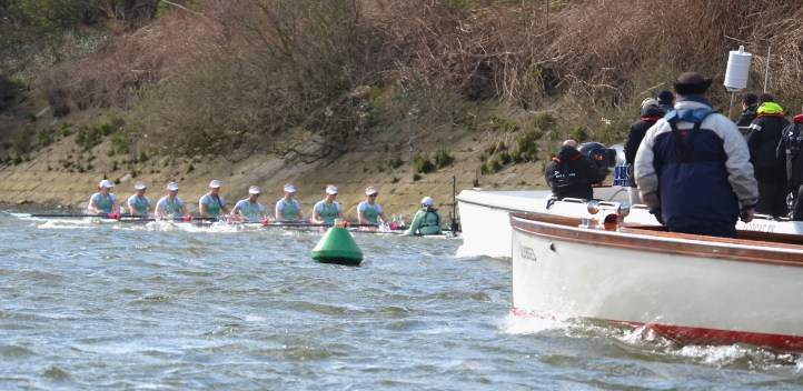 Pic 18. + 19 min 41 sec: Above Barnes Bridge the following flotilla was held back and Umpire Rob Clegg offered Cambridge the option to stop (my view of this was blocked by the umpire’s launch). Cox Ostfeld refused it, moved to the Middlesex bank and, as her crew reached calmer water, the pumps began to empty the boat of water and they were able to row to the finish. Matthew 20:16. So the last will be first, and the first last.