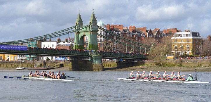 Pic 5. + 7 min 03 sec: At Hammersmith Bridge, Oxford led by just two seconds and Cambridge continued to maintain an overlap (despite what this picture appears to show).