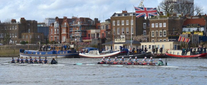 Pic 6. + 8 min 18 sec: Passing Dove Pier, opposite St Paul’s School, Cambridge clung on, still overlapping as Oxford struggled to get away.