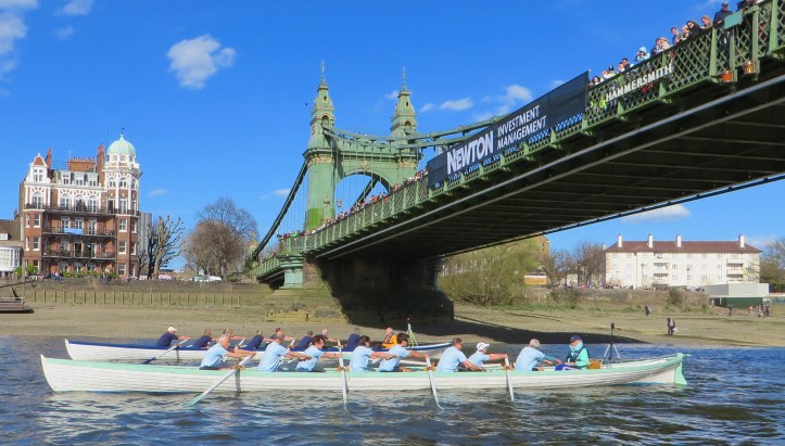 Pic 6. At Hammersmith Bridge, the start of the 2015 race between the reproductions of the boats used in the first Oxford - Cambridge Boat Race in 1829.
