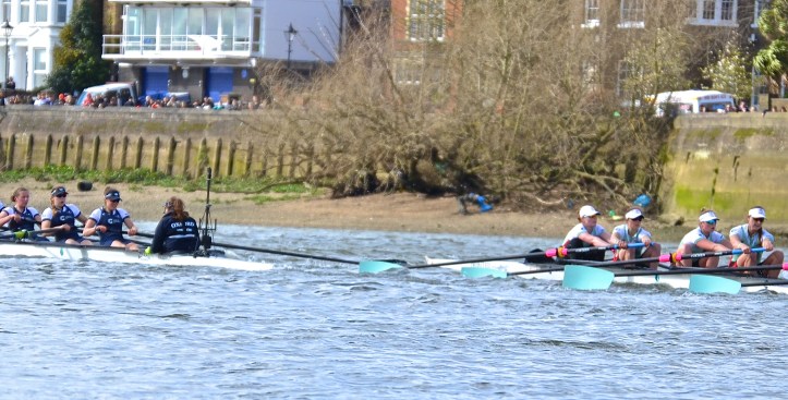 Pic 7. + 8 min 30 sec: Approaching Latymer School Boathouse, the blade of Cambridge’s ‘2’ came unnervingly close to that of the Oxford stroke (though the long camera lens exaggerates this).