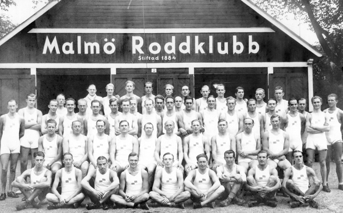 Outside the boat house in 1934, when Malmö RK celebrated the 50th anniversary. Observe the white and blue flag on the oarsmen's chests.