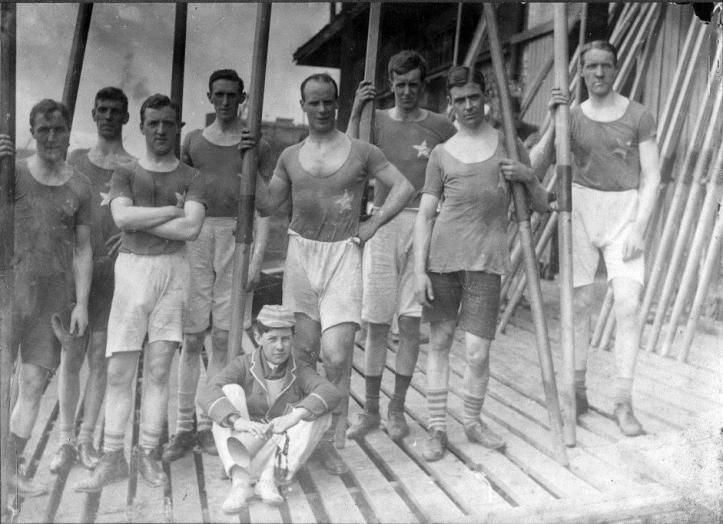City of Derry senior crew of 1911 – A. E. Austin on the left with his arms folded.