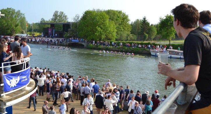 The view from the Brasenose/Exeter boathouse showing the end of Men’s Division I where Hertford College lead St Catherine’s College. The latter finished at the top of Division II every day. Each time a crew tops a division, they become a ‘sandwich boat’, meaning that they have to race a second time on that day, starting at the bottom of the division above.