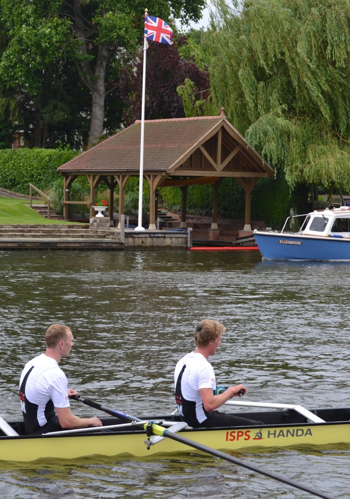 Molesey Boat Club ‘A’ return from their easy victory over Agecroft in the Thames Cup, possibly aided by their 26lb/11.8kg per man advantage.
