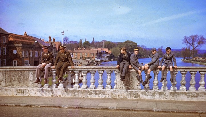 Henley-on-Thames, May 1944. It seems that you cannot keep Americans and schoolboys away from the famous course, even when racing is suspended ‘for the duration’. Picture: www.vintag.es