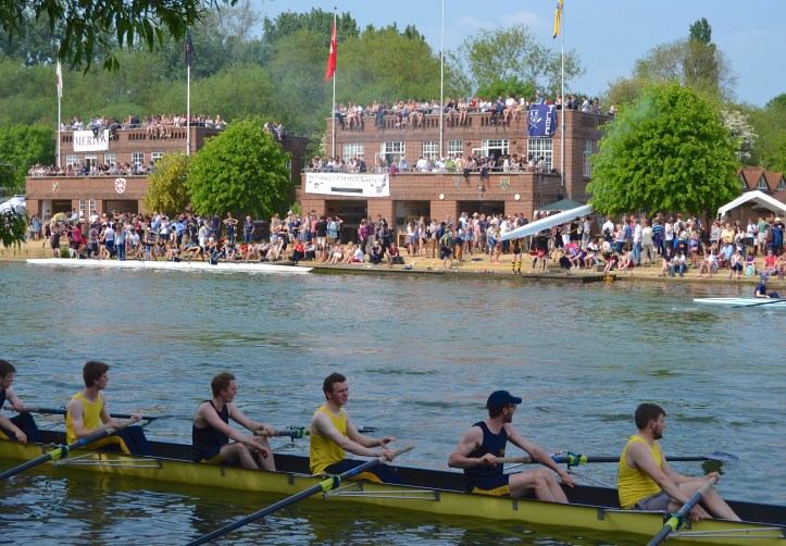 Pic 7. The men of University College II pass, on the left, the boathouse shared by Merton and Worcester, and on the right, by Magdalen, Lady Margaret Hall, Trinity and St Antony’s.