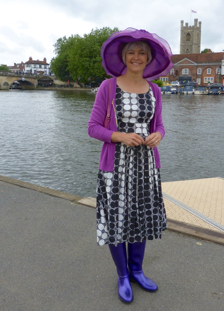 This supporter of the University of London combined elegance and practicality on a wet and windy day.