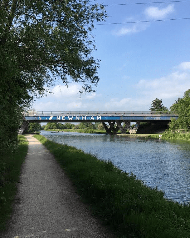 ‘Newnham’ motorway bridge. The starting cannons are placed under the bridge to make them audible to crews upstream and downstream, but this means the crew marshalling under the bridge usually gets deafened.