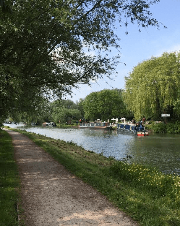 The Plough Pub, popular viewing position for Bumps.