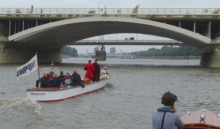 Passing under Grosvenor with Chelsea Bridge (6,300 metres) approaching, Folkard is about 30 seconds ahead of Anderson. In the distance is Albert Bridge with the finish (Cadogan Pier) in front of that.