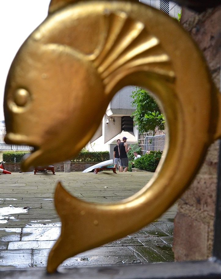 In the relative privacy of the little courtyard next to Fishmongers’ Hall, the scullers prepare themselves and their boats for the Wager. In any other race, the competitors would ignore each other while they mentally got ‘into the zone’ – but not here. The boys mixed together quietly until they went afloat, their friendship suspended only for the duration of the race.