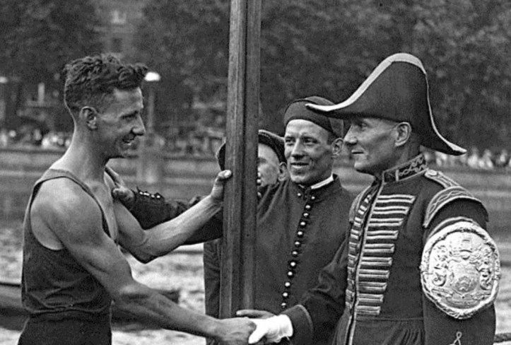 Flashback to 1935: Alfred Gobbett is congratulated by the umpire and Fishmongers’ Bargemaster, Harry Phelps.