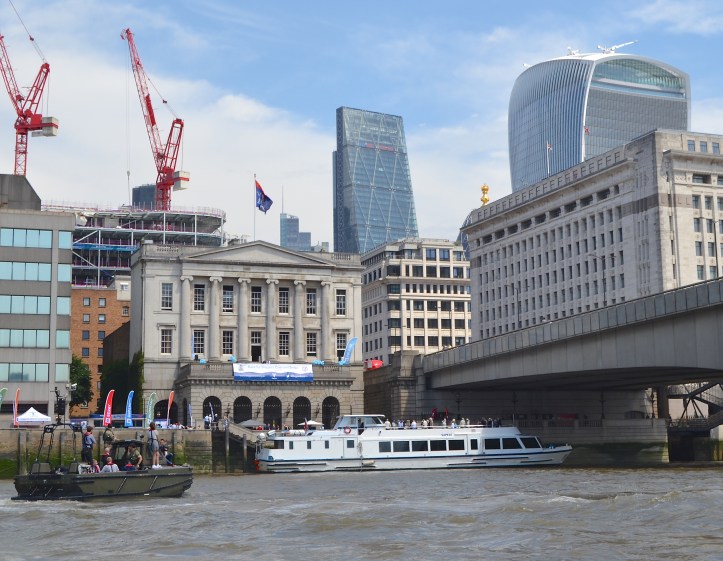 For historical reasons, the ancient trade guild, the Fishmongers’ Company, runs the Doggett’s and the race starts from outside the magnificent Fishmongers’ Hall.
