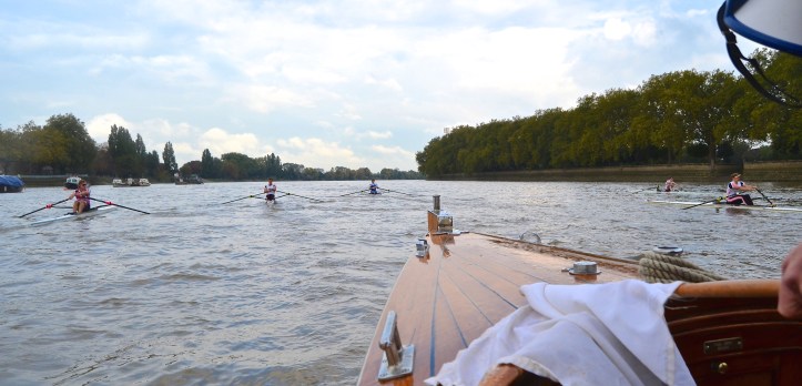Left to right: Boddington, Middleton, Richards, Christie and Kirkwood, passing Thames Rowing Club. Richards went off at a high rate and took the lead. The conditions also favoured the other lightweight, Kirkwood, quietly working on the unfancied Middlesex station.