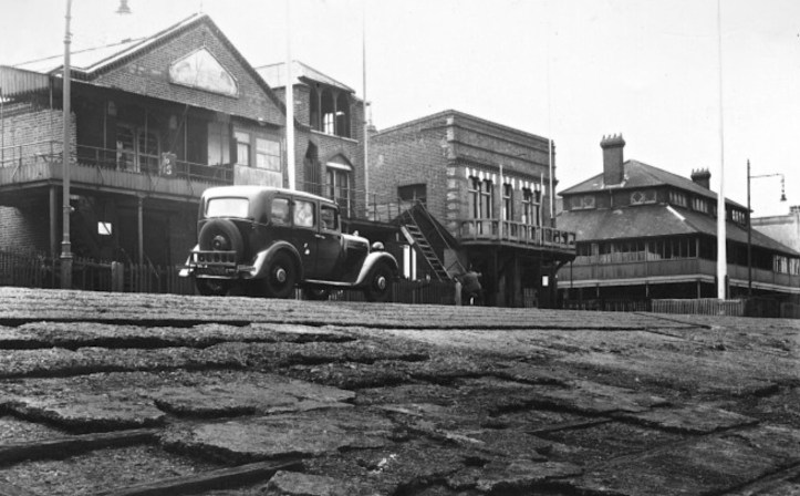 Sims of Putney was on the ground floor of the building second from the right. The top floor was Vesta Rowing Club – which now occupies the whole building.