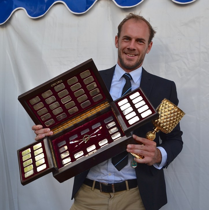Pic 23. The trophy for the Diamonds and a winner’s Pineapple Cup, Henley 2016. The actual ‘Diamonds’ are the pair of silver crossed oars with a wreath of green enamel, set with diamonds and rubies and tied with gold, the ends of the tie carrying a diamond drop.