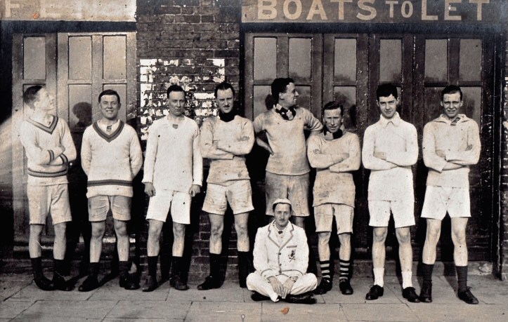 First Eight, Kings College, London, outside Biffen’s Anchor Boathouse, Hammersmith, 1922. The building is now the Auriol Kensington Rowing Club.