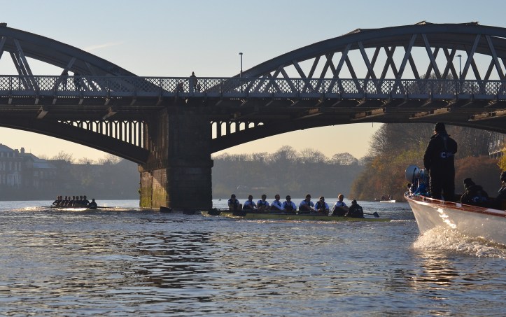 At Barnes Bridge, “Daniel” leads by three lengths.