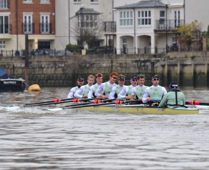 “One T” approaches Chiswick Pier.