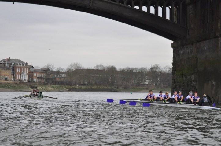 Overlap was maintained until the Bandstand but by Barnes Bridge there was clear water between the boats.